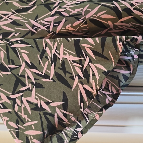 LIZ CLAIBORNE WOMEN'S BEAUTIFUL GREEN, PINK & BLACK SHORT SLEEVE TOP SIZE MEDIUM - Picture 6 of 16